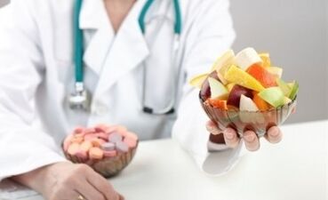 Uztura speciāliste ar augļu salātiem